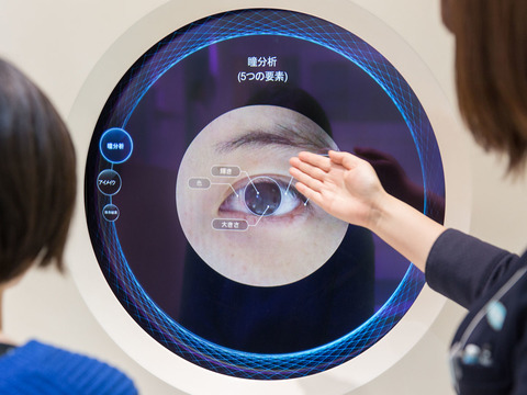 バーチャルで眼にレンズを装着できる。日本に1つのACUVUE®コンセプトストアは意外なテック・パークでした