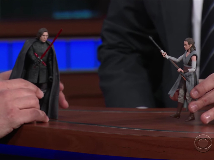 アダム ドライバーがカイロ レンのフィギュアで即興劇 舞台裏も語る ギズモード ジャパン