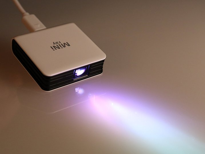 ポケットに入るほどの超小型！ 電源不要で持ちはこび可能なプロジェクター