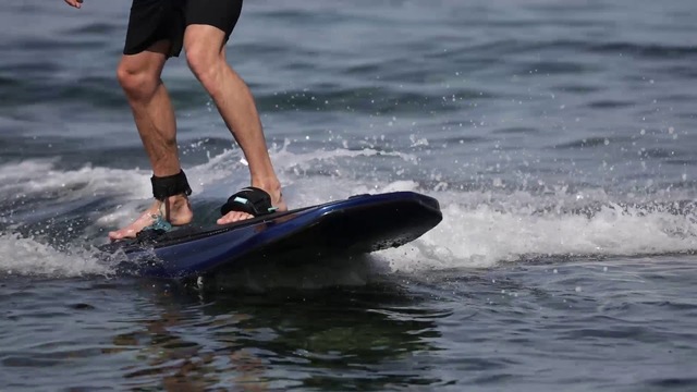 水上をつっぱしる電力「ジェットボート」で新時代サーフィン！