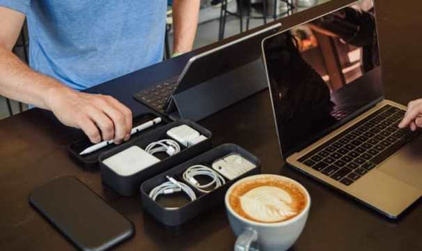 モチーフは弁当箱。アップル製品の充電器やイヤホンを収納するアイテム