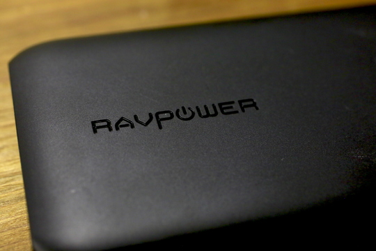 シーンを問わず持ち歩きたい！ QC3.0対応モバイルバッテリー「RAVPower 10000mAh QC」は高性能でも軽く薄い
