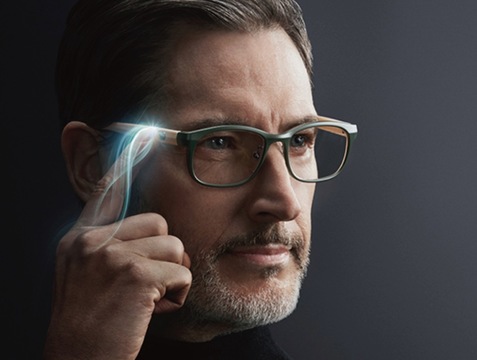 これもある意味スマートグラス。ワンタッチで遠近切り替えができる次世代メガネ