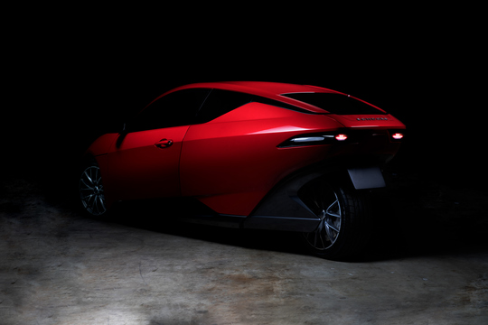 クルマなの？ バイクなの？ SONDORSの挑戦的な3輪EV