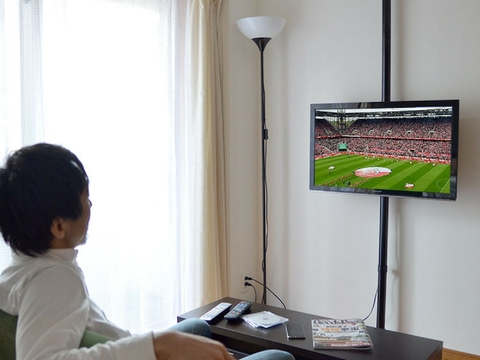 穴、開けません。「つっぱりTVポール」なら賃貸でも夢の壁掛けTVが実現