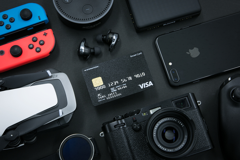 クレカでガジェット買いまくり&ポイント放置しまくりな人向け。漆黒の「インヴァストカード」はポイントを自動現金化する