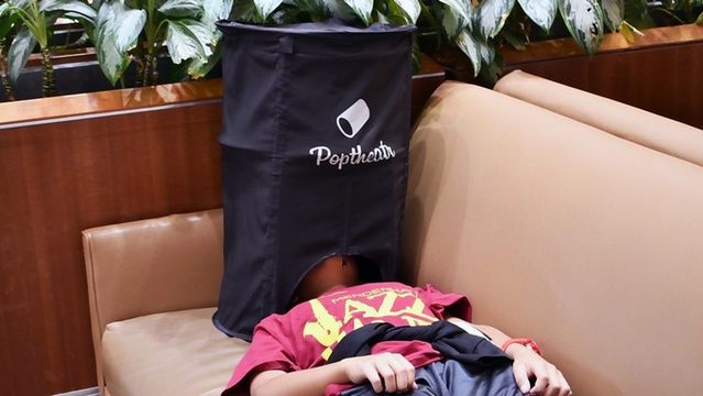 ハンズフリーを極めたスマホ動画視聴の姿勢が、かなりモルゲッソヨだった