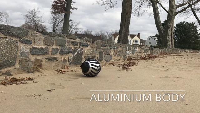 どこでもコロコロ転がって監視! 球体型監視カメラ「Guardbot」