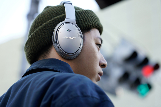 プライベート空間を携帯する。世界初Googleアシスタント対応ヘッドホンBose「QC35 II」は、家と外の境目をなくした