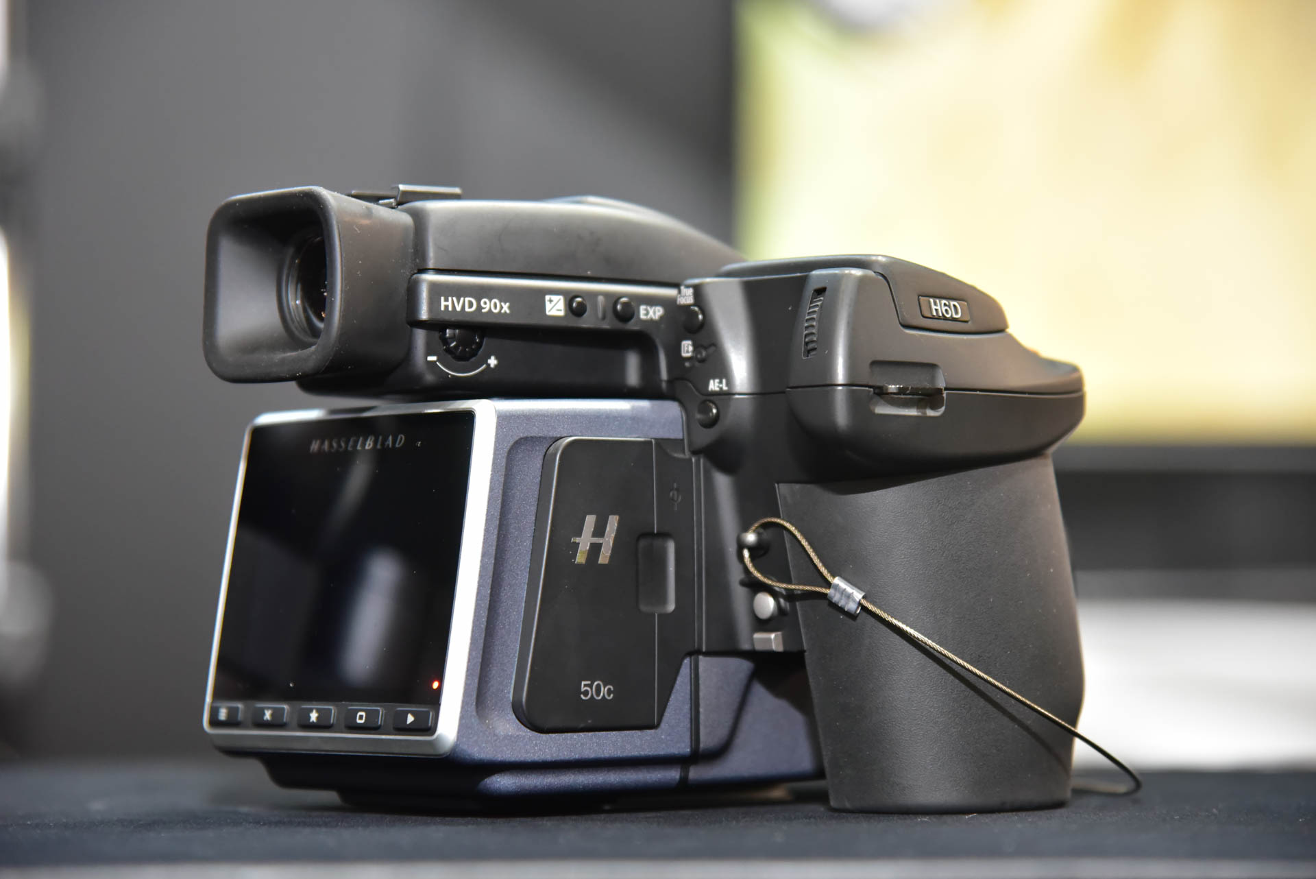 現場で振りまわせる4億画素相当のモンスター中判デジタルカメラ「H6D
