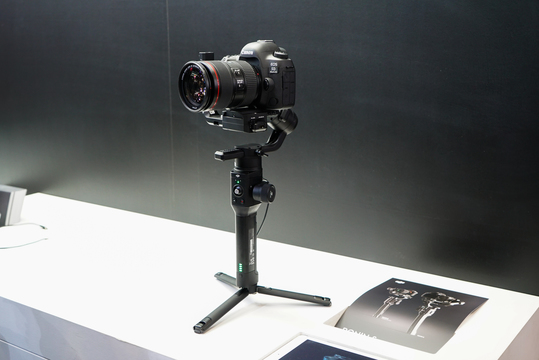 一眼デジカメ用片手ジンバルの「DJI Ronin-S」が実は両手持ち推奨だった #CPplus