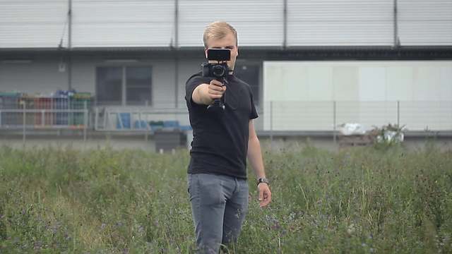 「はい、今シャッター押して！」電気ショックで無理やり写真を撮らせるAIデバイス