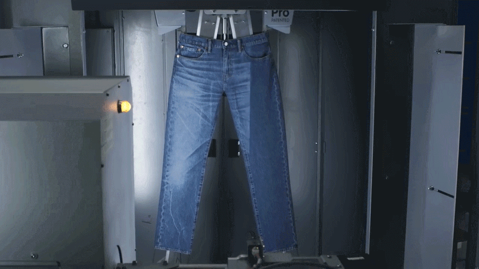 ビンテージルックな最先端。ダメージジーンズは、レーザーで作る時代へ