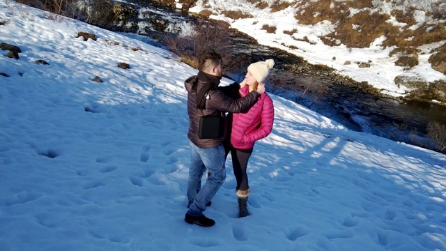 プロポーズの瞬間をドローンで撮影したけれど…大事な瞬間に墜落する