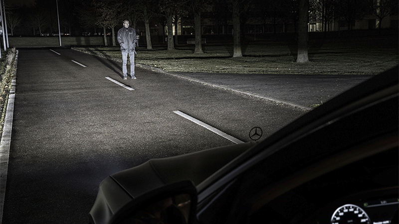 180308_mercedes_futuristic_headlights_5
