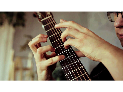 アコギは打楽器! ロシアの青年が複数パートを同時に奏でるa-haの名曲『Take On Me』