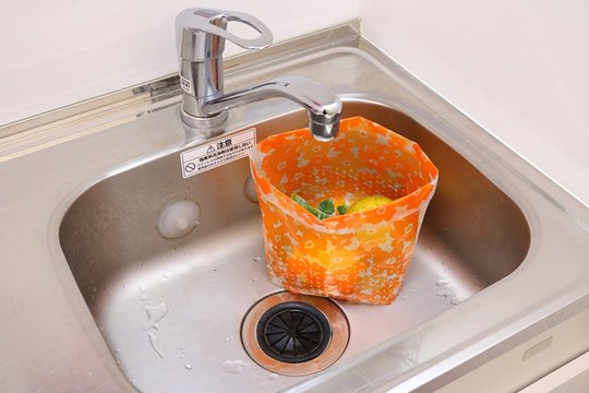 三角コーナー不要でそのまま捨てるだけ。自立型の水切りネットまとめ