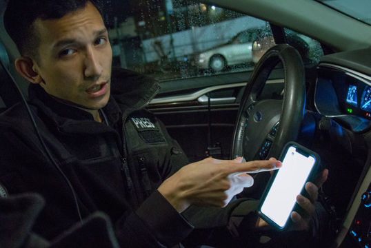 Uber運転手の夜の顔：犯罪・事故現場を激写する「ストリンガー」に密着