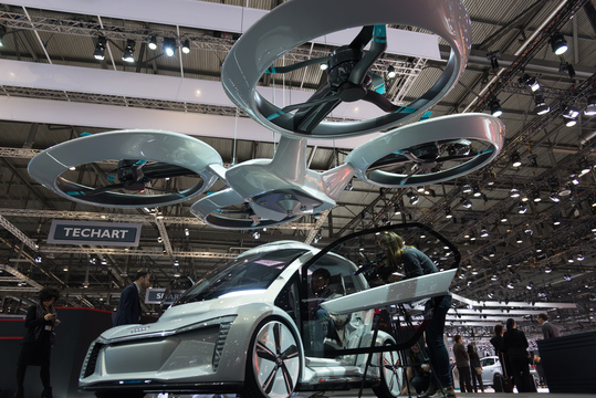 空飛ぶクルマとでっかいライオン。ジュネーブモーターショー2018で見つけた面白い乗り物まとめ