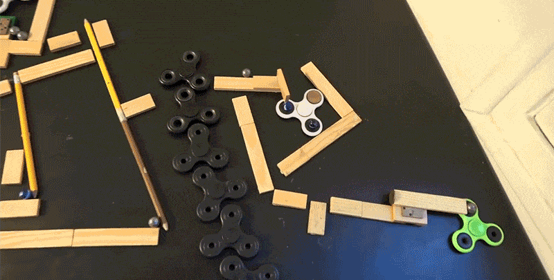 安らかに眠れ ハンドスピナーの流行を終わらせる 見事なオチのピタゴラ装置が登場 ギズモード ジャパン 安らかに眠れ ハンドスピナーの流行を終わらせる 見事なオチのピタゴラ装置が登場 ギズモード ジャパン