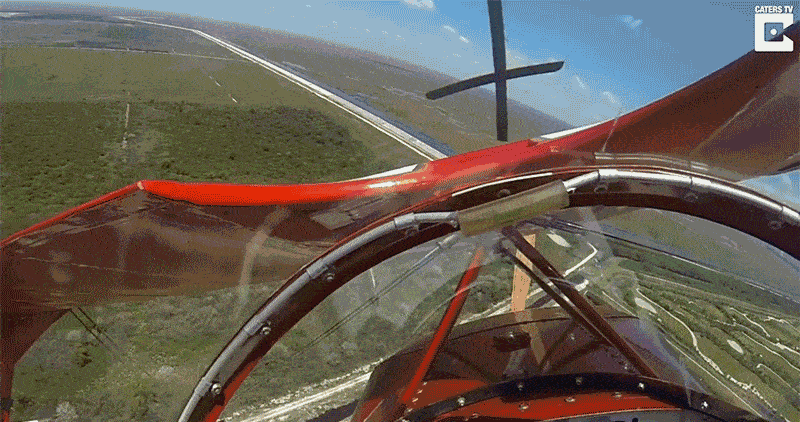 空中高くでプロペラ機のエンジンが急停止！ 緊急着陸寸前で回復するハラハラ動画