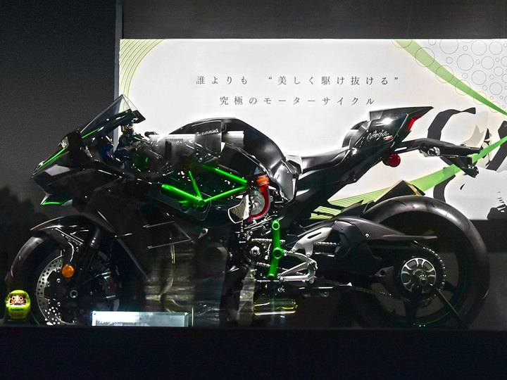 カワサキバイクの工場見学。人とロボットのコラボが絶賛進行中でした