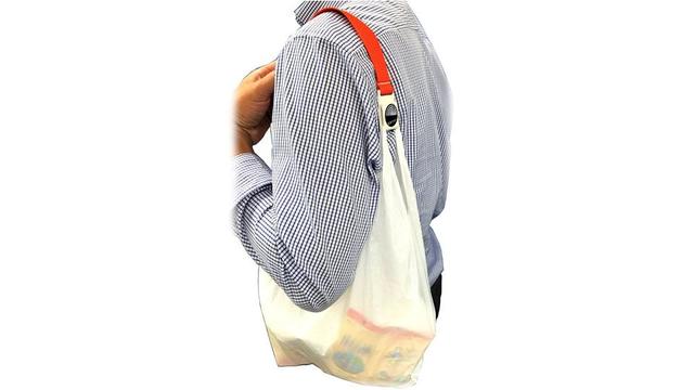 レジ袋は肩にかけて持ち運び。手に食い込む問題を解消するバンド「MORE SMART」