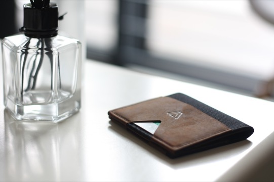 存在を忘れるほど極薄。シンプルな二つ折り財布「Mark Bifold」が残り1日でキャンペーン終了