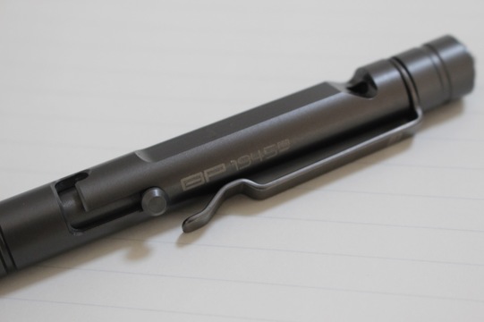 スナイパーライフルを連想させるボルトアクション。世界でもっともタフなペン「GP 1945」を使ってみた