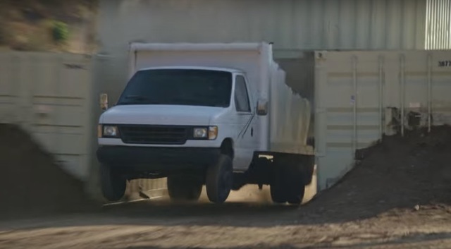 トラックが突っ込むと荷台がぺろーん、で有名な橋をスローモーションYouTuberが再現