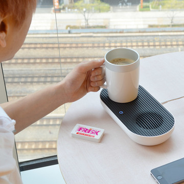 温める？それとも冷やす？ 両方できるんだ、このデスクトップ冷熱カップならね