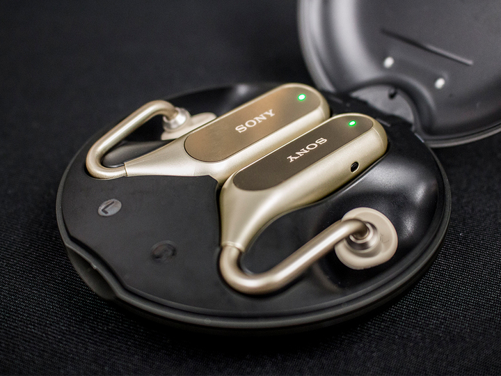 こんなかたち見たこと無い！ 耳を塞がない新発想のイヤホン｢Xperia Ear Duo｣など、ソニーの新製品が登場