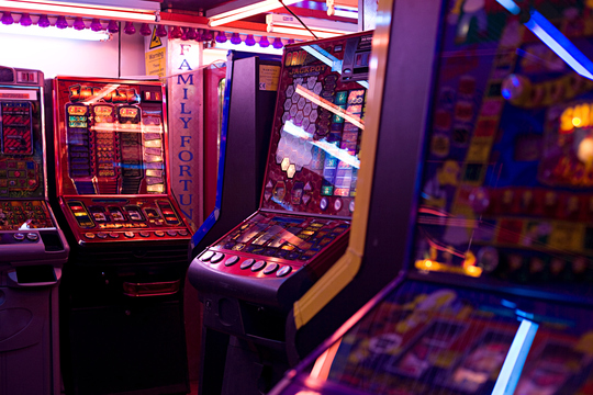 中毒者続出で即撤去された都市伝説のアーケードゲーム『POLYBIUS』