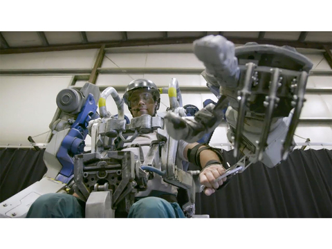 人力で歩くよ！ 米ディズニーリゾートの『アバター』テーマパークで使用される外骨格スーツ