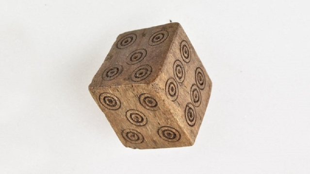 これはバレるでしょ…中世のいかさまサイコロ、ノルウェーで発見される