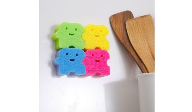 省スペースで機能的なものを。キッチンやお風呂で使えるスポンジキャッチャー・貼りつくスポンジまとめ