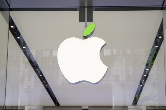 Apple 新宿のロゴが、初めての衣替え! 4月22日の「アースデイ」に向けてAppleが発表したこと