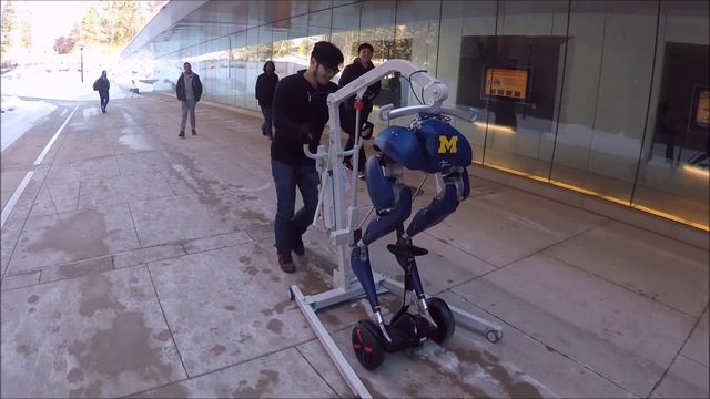 ロボットのくせに...ダチョウ脚のロボット、セグウェイに乗る