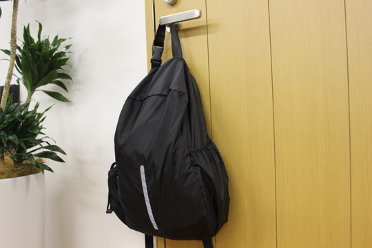 ｢本体がそのまま収納袋になる｣という逆転の発想。220gの最軽量バックパックを使ってみた