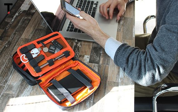 散乱するケーブルがまとまる磁石式のケース｢ガジェット・スタッシュ｣を使ってみた