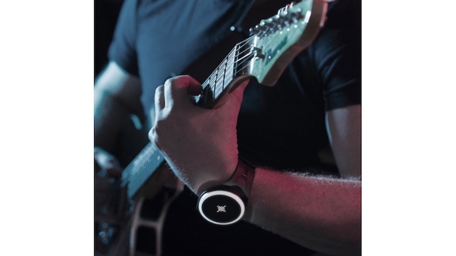 これはスマートウォッチ…じゃない！ 振動を伝えるウェアラブルメトロノーム