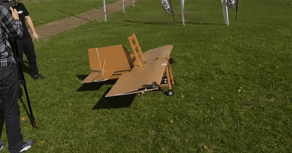 なんでそうなった!? IKEAの椅子をラジコン飛行機にして飛ばす