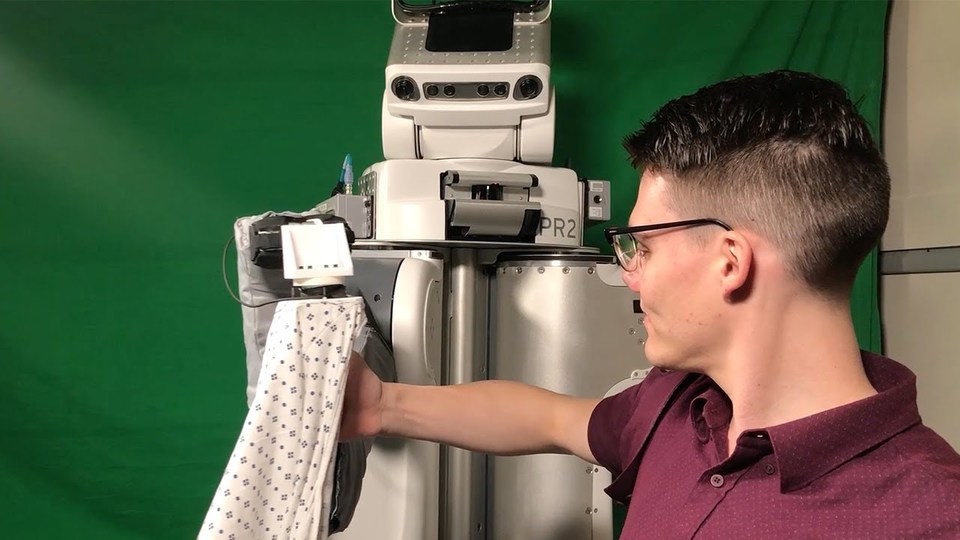 ジョージア工科大学が研究中。人間に服を着させてくれるロボット｢PR2｣