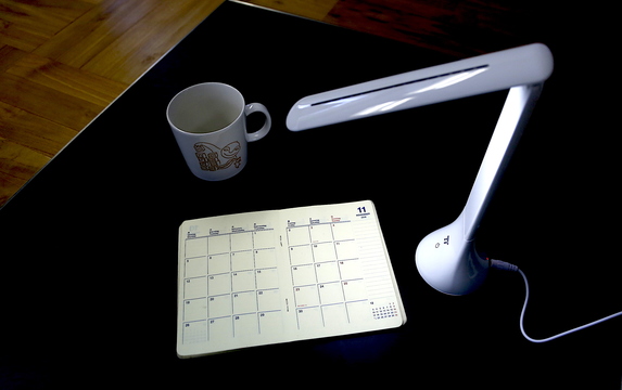 折りたたみ式で寝室や屋外でも手軽に使える。TaoTronicsの｢コンパクトデスクライト｣