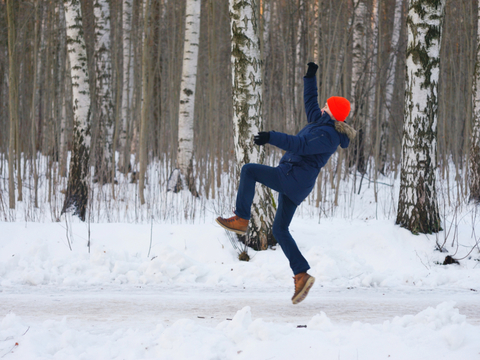 氷がツルツル滑るのは表面が溶けるからではなく、表面の分子がクルクル転がるから
