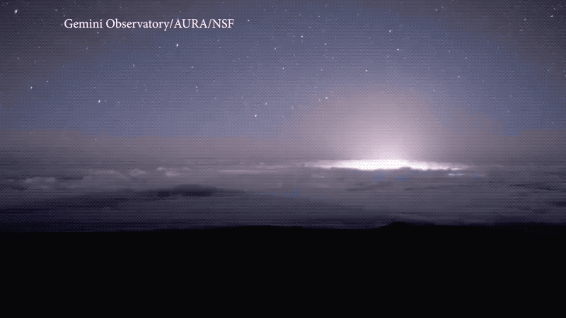 噴火が続くハワイのキラウエア火山を雲の上から撮影。自然の驚異を感じざるを得ない