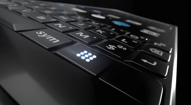 物理キーボードの夢は終わらない。デュアルカメラが搭載された新BlackBerryのティーザーが公開