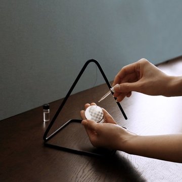 8割が空気のガラス板。アロマオイルを垂らすとスゥッと透明に