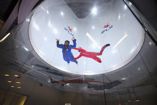絶対こわいよ。インドアスカイダイビングとVRを組み合わせたら…?