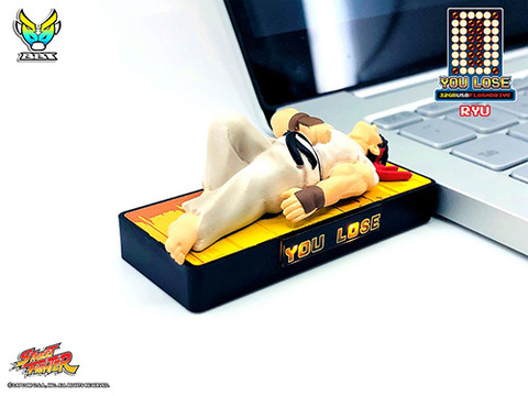 ウーワァ…ドンドンッ…！ 『ストリートファイターII』のKOシーンがUSBメモリに